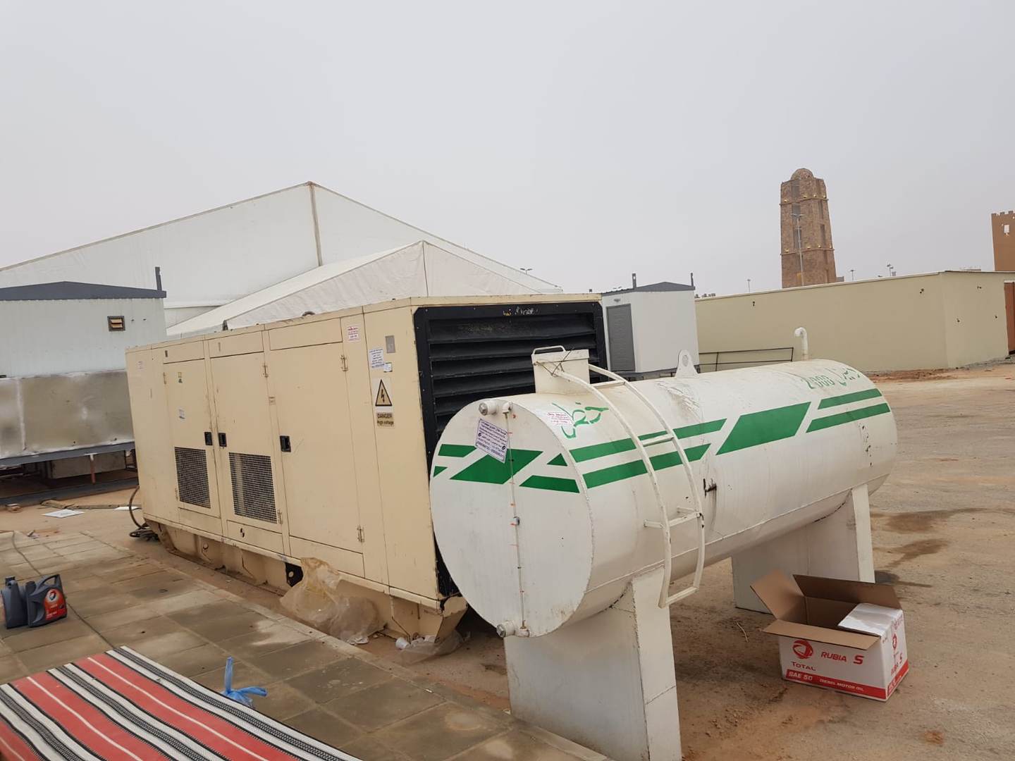 Industrial generator with fuel tank on commercial rooftop site