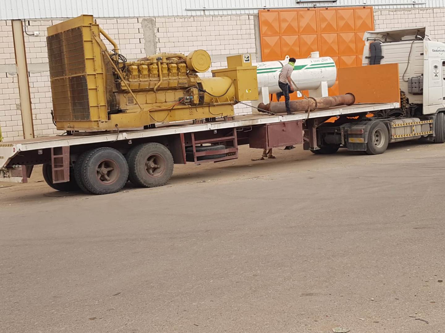 Heavy haul trailer transporting CAT generator and fuel tank