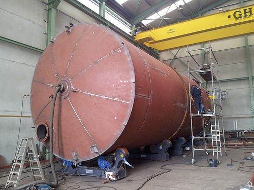 White Dream workshop fabricating a custom diesel fuel tank